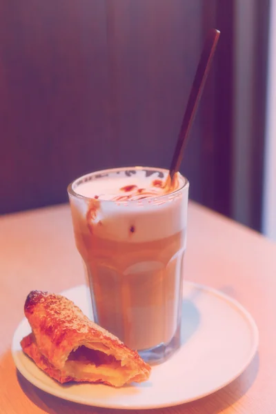 Cappuccino em um copo com croissant — Fotografia de Stock