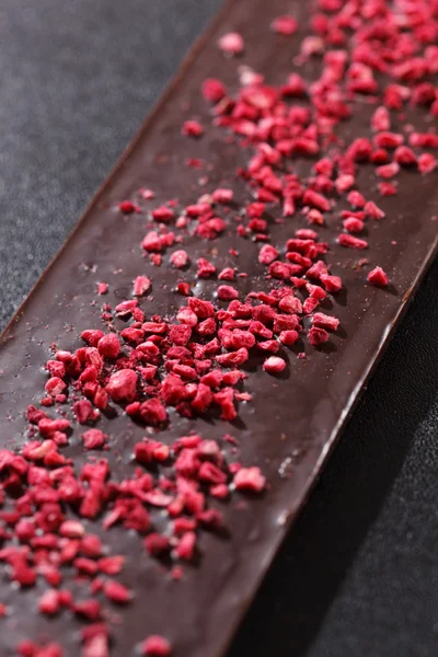 Dunkle Schokolade mit Himbeeren — Stockfoto
