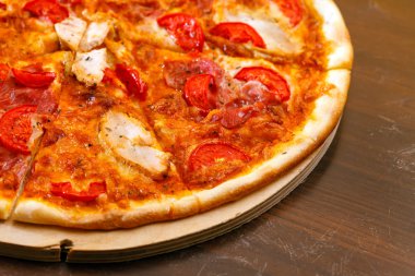 Et ve sebzeli pizza.