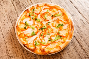 Tahta arka planda pizza.