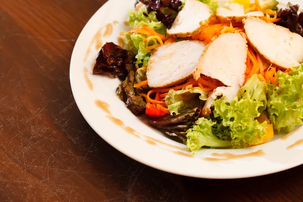 Salada de cessar com azeitonas — Fotografia de Stock