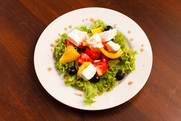 Griechischer Salat auf Teller — Stockfoto