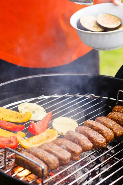 Grilled kebab and vegetables — Stock Photo, Image