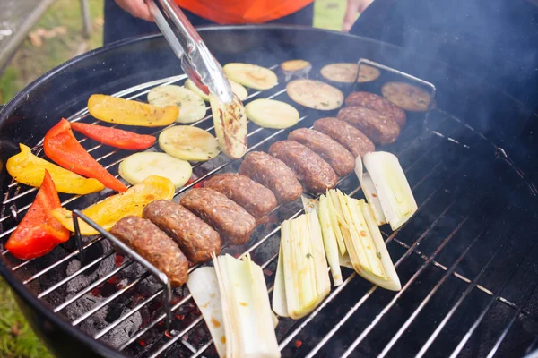 Grilled kebab and vegetables — Stock Photo, Image