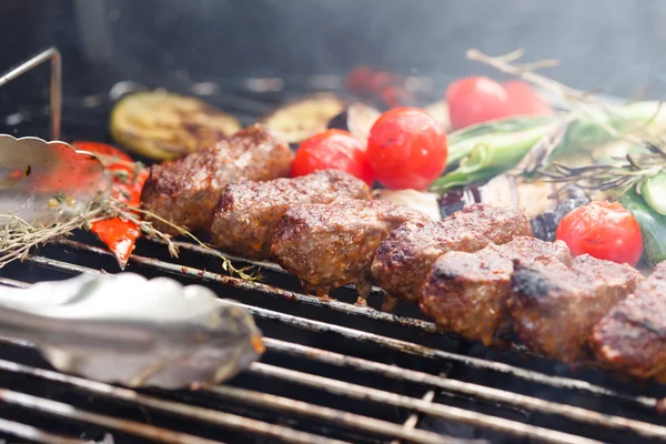 Grilled kebab and vegetables — Stock Photo, Image