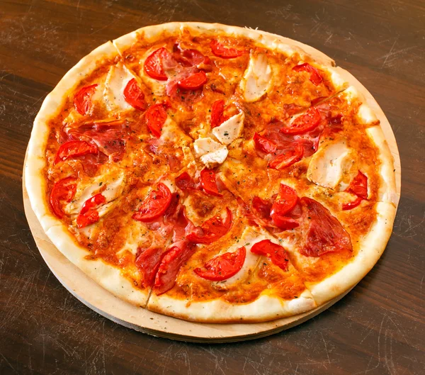고기와 야채를 곁들인 피자 — 스톡 사진