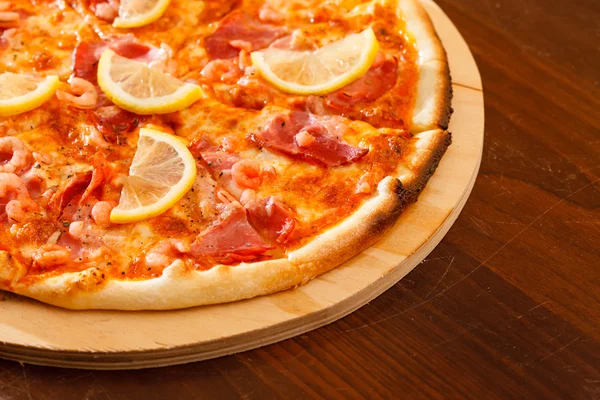 Pizza met vlees en groenten — Stockfoto