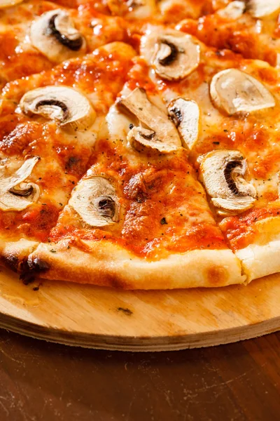 Pizza s masem a zeleninou — Stock fotografie