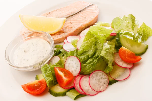 Salmon steak with salad — Stock Photo, Image