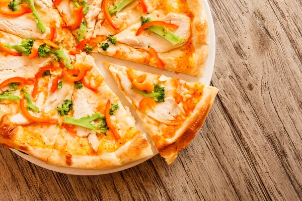 Pizza auf Holzboden — Stockfoto