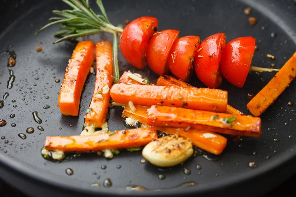 Rostade grönsaker på pan — Stockfoto