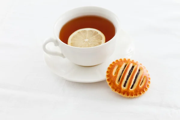 Tè con limone su bianco — Foto Stock
