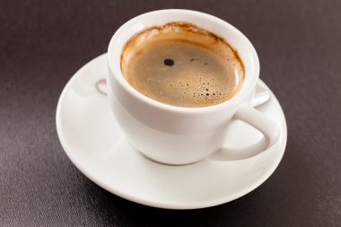 Fincan kapuçino üzerinde uçan daire