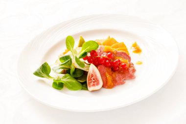 Et sosu ve yaprakları ile