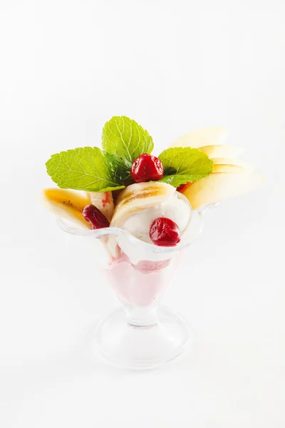 Helado con frutas —  Fotos de Stock