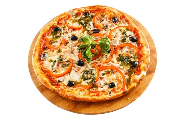 Итальянская пицца с оливками — стоковое фото