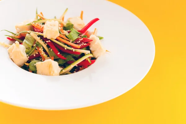 Ensalada con tofu en plato — Foto de Stock