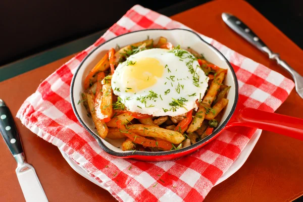 Pommes de terre et oeuf au bar — Photo