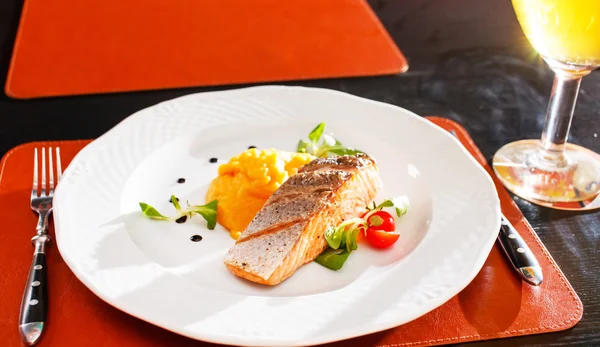 Zalm steak in de bar — Stockfoto