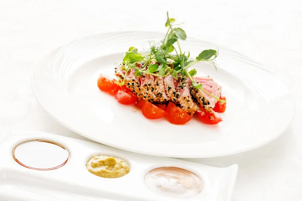 Tuna appetizer with sauce — Stock Photo, Image