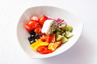 plaka üzerinde Yunan salatası