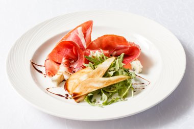 plaka üzerinde jambon salatası