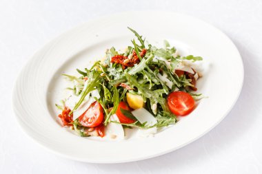 kiraz domates, peynir ve otlar ile salata