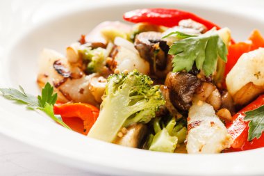 plaka üzerinde kavrulmuş sebze