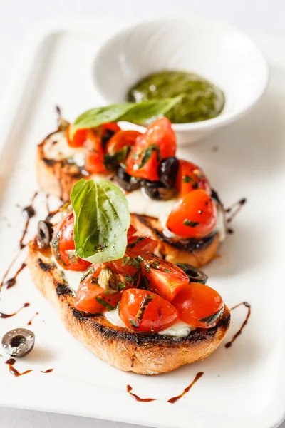 Bruschetta s rajčata, mozarella, bazalka — Stock fotografie