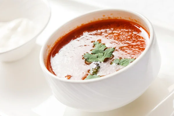 Tomatensuppe in Schüssel — Stockfoto