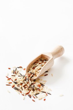 Kahverengi pirinç bir kepçe