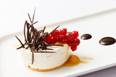 Kuş üzümü ile çikolatalı kek