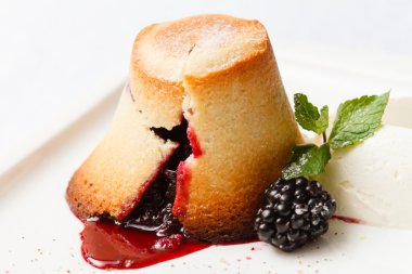 Böğürtlen ve nane ile pasta