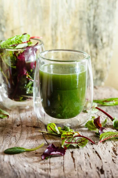 Groene smoothie in glazen — Stockfoto