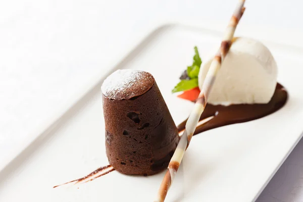 Pastel de chocolate con helado — Foto de Stock