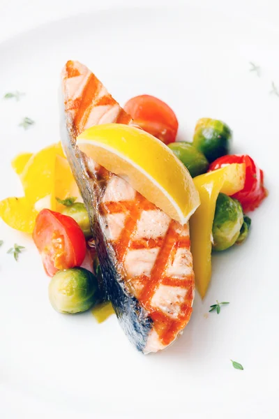 Salmon with vegetables on plate — Stock Photo, Image