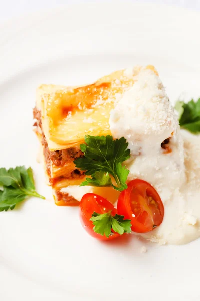Tradiční lasagne s omáčkou — Stock fotografie