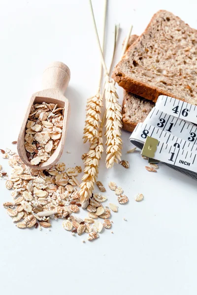 Pão fatiado e grãos — Fotografia de Stock