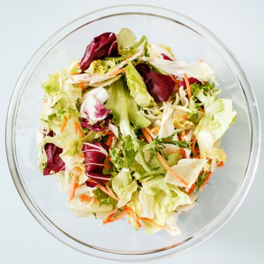 Sağlıklı marul salatası