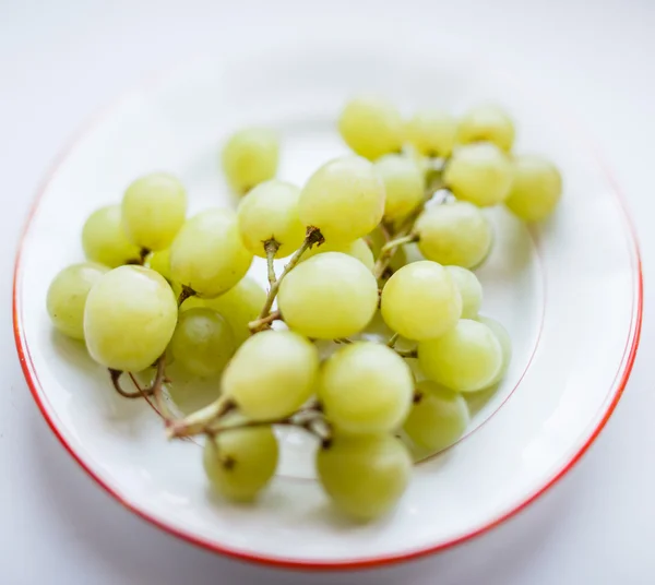 Виноград на белом столе — стоковое фото
