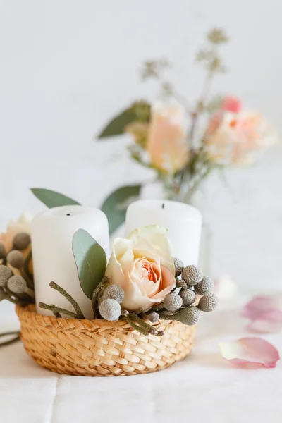 Bloemen en kaarsen decoraties — Stockfoto