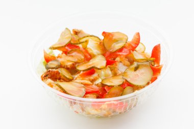 Tavuk ve salatalıklı salata.