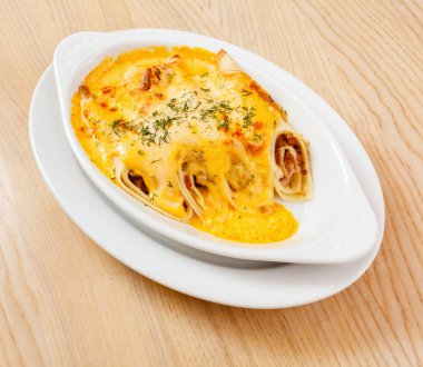 Plaka üzerinde kavrulmuş krep