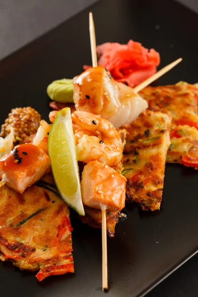 Langostinos japoneses con verduras — Foto de Stock