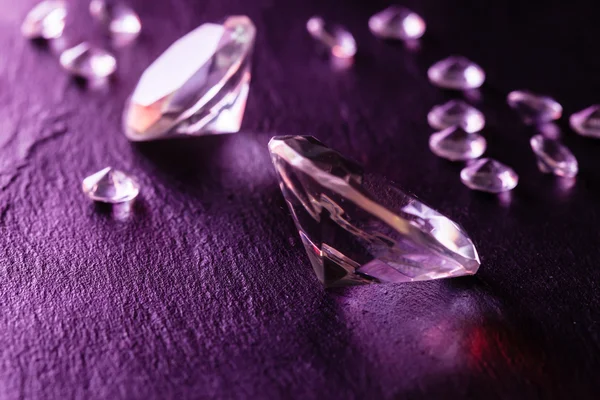 Olika diamanter med lila ljus — Stockfoto