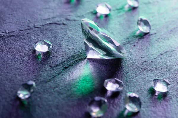 Diferentes diamantes con luz azul — Foto de Stock