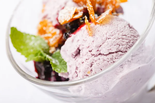 Gelato alle bacche con menta — Foto Stock