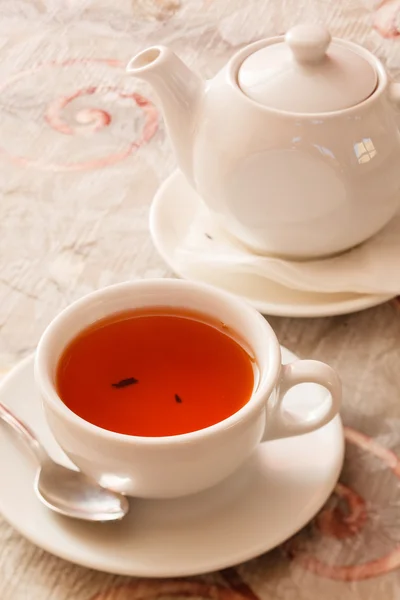 Copo e bule de chá com chá preto — Fotografia de Stock