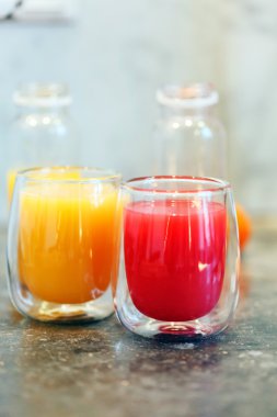 Glasse içinde taze meyve suyu
