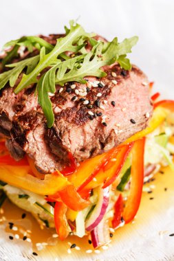 plaka üzerinde sebzeli biftek